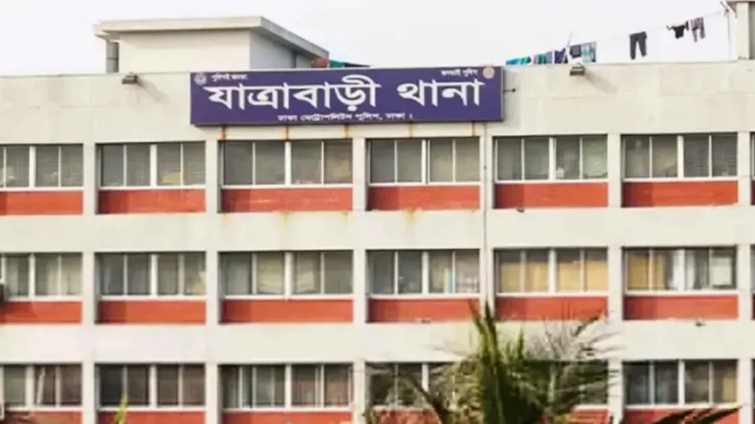যাত্রাবাড়ী থানার সামনে মুহুর্মুহু ককটেল বিস্ফোরণ